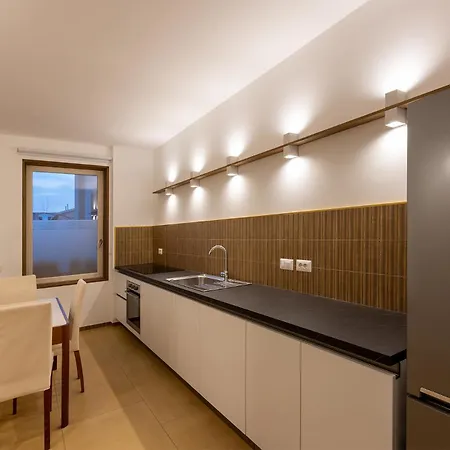 Newly Renovated 13a Apartment